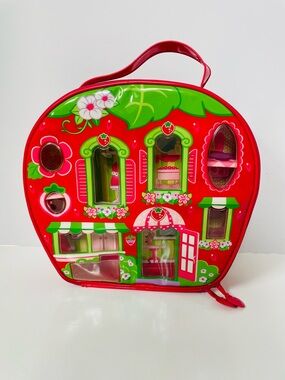 2009 Strawberry Shortcake Carrying Storage Doll Case Toys R Us Exclusive Hasbro